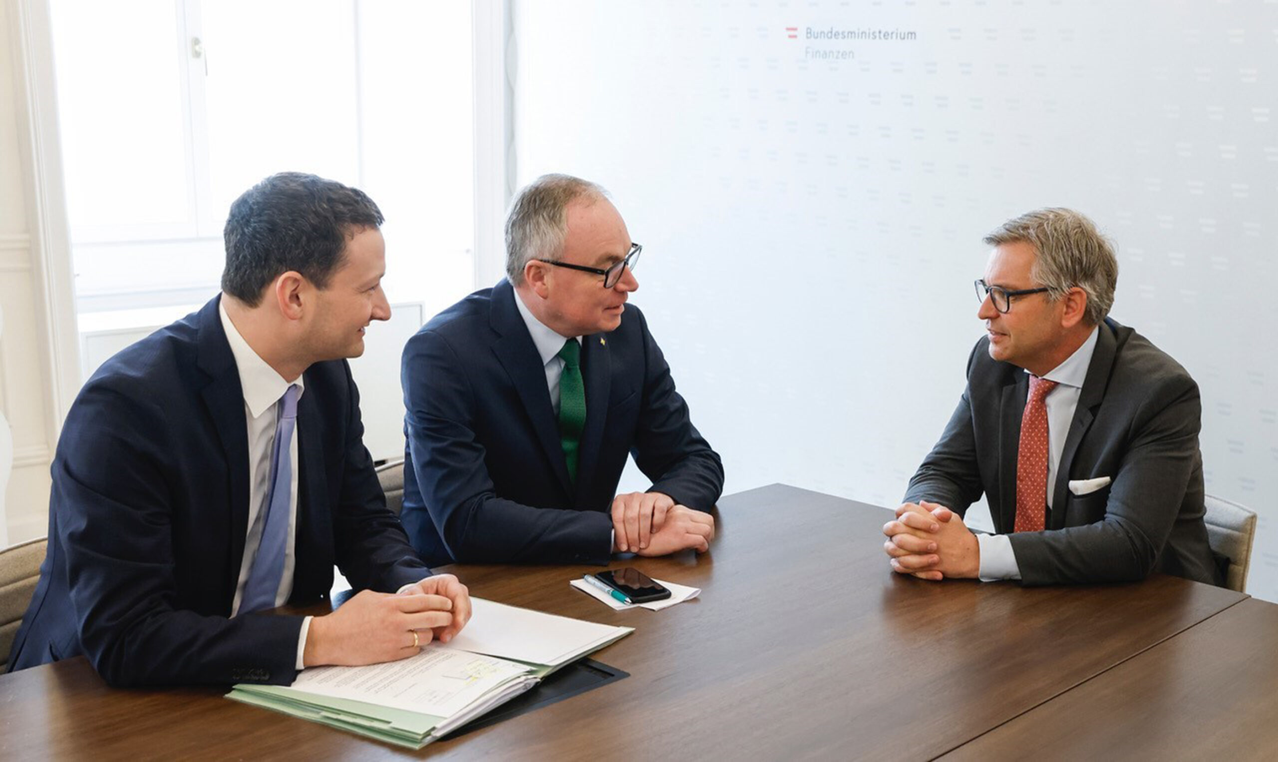 Die beiden Bauernbündler Stephan Pernkopf und Paul Nemecek konnten Finanzminister Magnus Brunner beim Agrardiesel überzeugen.