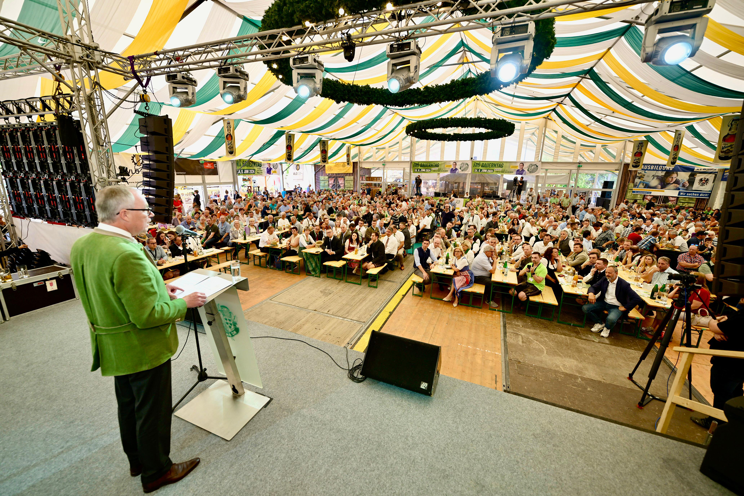 Das volle Festzelt bei der Festrede von Bauernbundobmann LH-Stv. Stephan Pernkopf.