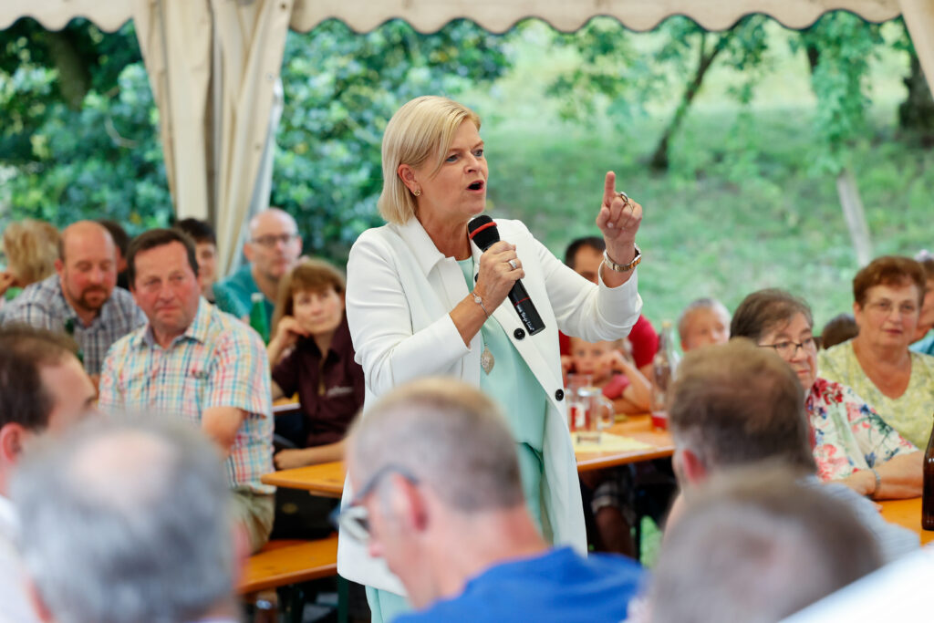 Klaudia Tanner warnte in Loich vor Nachlässigkeit in Sicherheitsfragen.