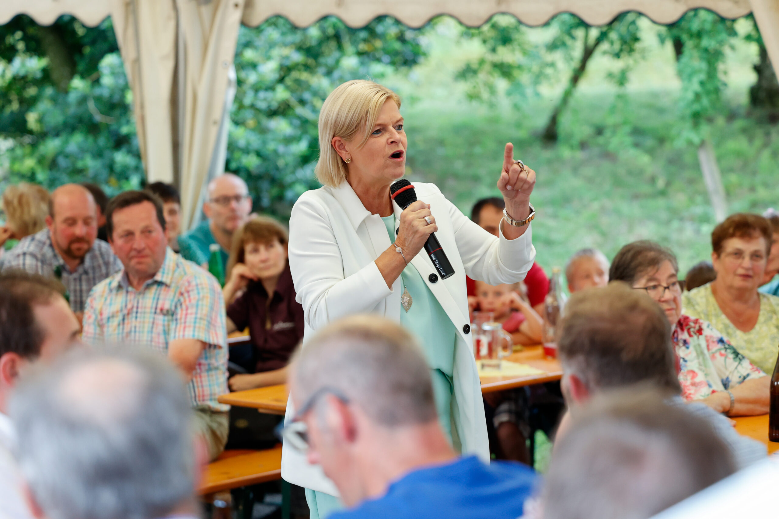 Klaudia Tanner warnte in Loich vor Nachlässigkeit in Sicherheitsfragen.