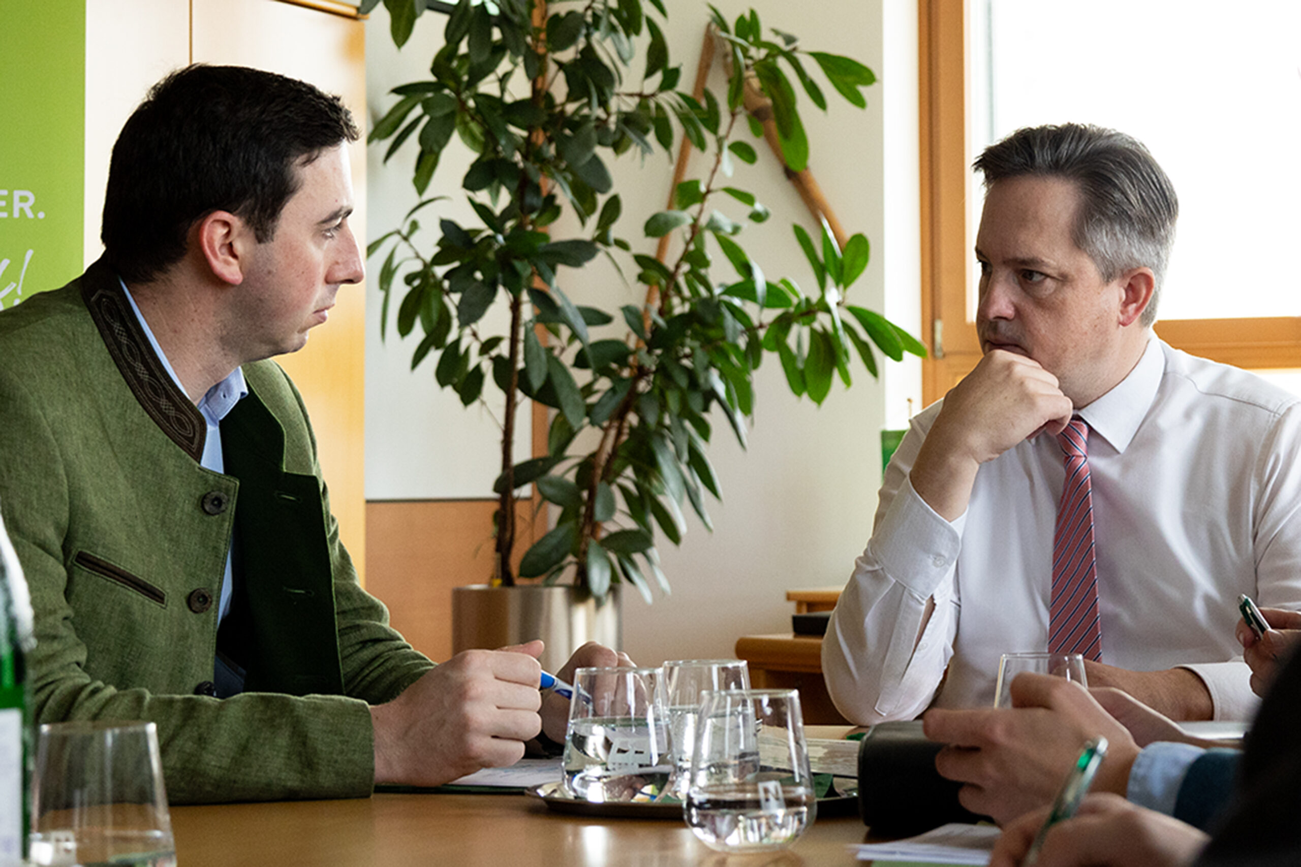 EU-Abgeordneter Alexander Bernhuber und Kammerpräsident Johannes Schmuckenschlager im Gespräch zum heutigen Start der Hearings.