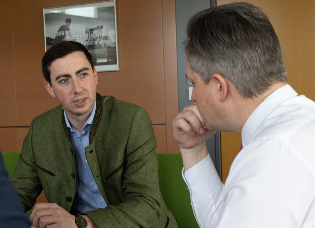 Alexander Bernhuber im Gespräch mit Kammerpräsident Johannes Schmuckenschlager zur Entwaldungsverordnung.